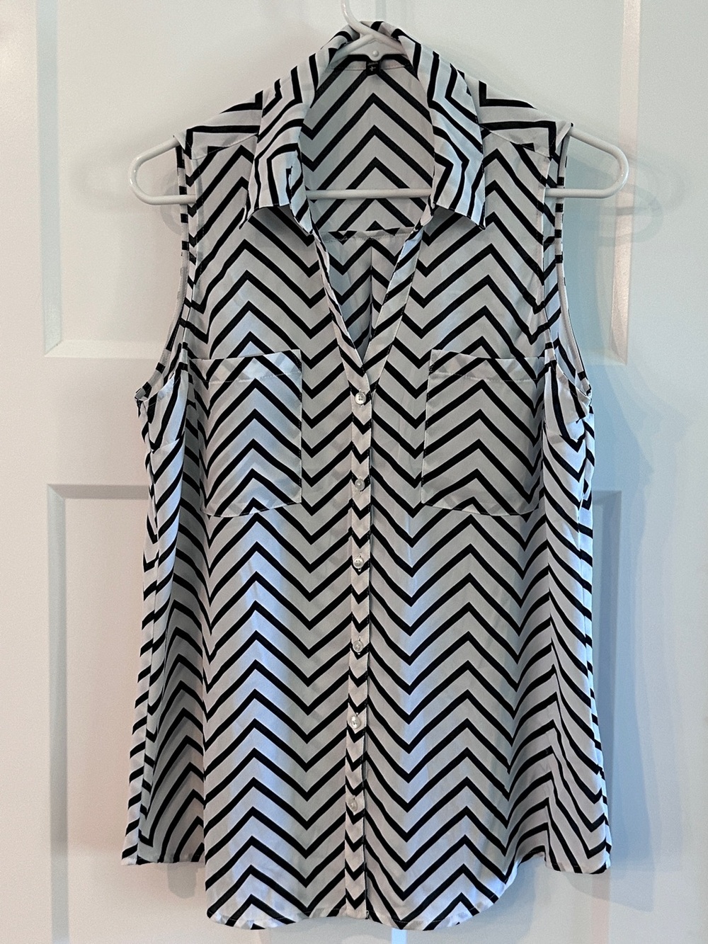 Express Women’s button down tank top size L white and black chevron stripes